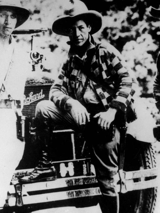 Der ecuadorianische General Augusto César Sandino (Mitte) lehnt an einem Auto im Jahr 1929