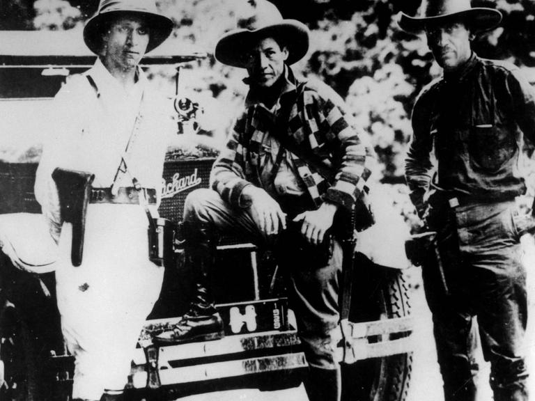 Der ecuadorianische General Augusto César Sandino (Mitte) lehnt an einem Auto im Jahr 1929
