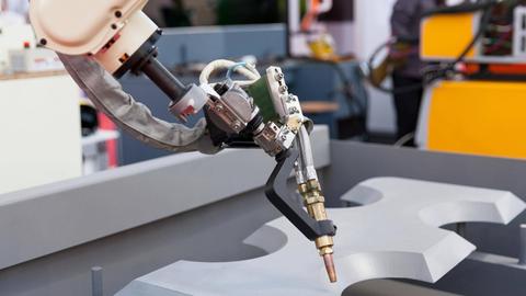 Ein Industrieroberter-Arm in einer Produktionsstätte