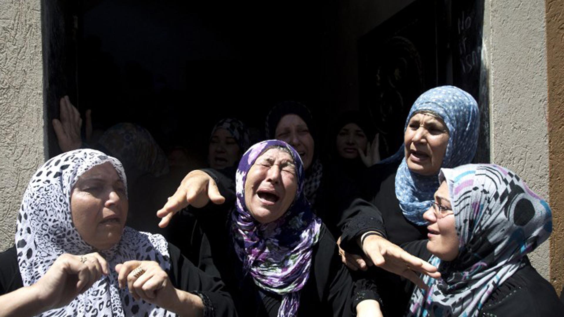 Palästinensische Frauen trauern um eine getötete Familie nach Luftangriffen auf Ziele im Gazastreifen