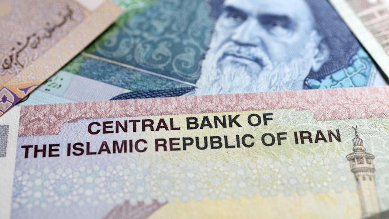 Iranischer Rial: Zwei Geldnoten liegen zusammen.