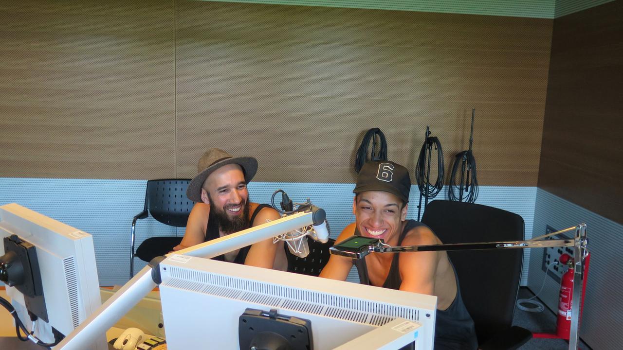 Produzent Justin 'Sensible J' Smith (links) und der Rapper Remi im Studio bei Deutschlandradio Kultur.