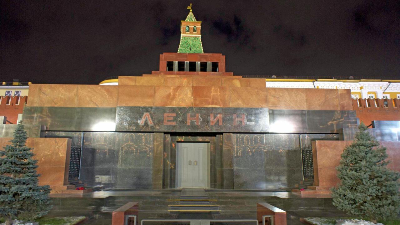 Das Mausuleum von Lenin nachts.
