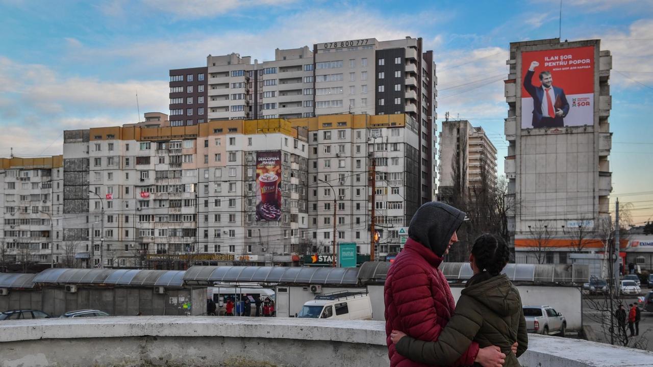 Ein riesiges Wahlkampfplakat hängt an der Wand eines Wohnhauses in Chisinau, das den Parlamentskandidaten der Republik Moldau Ilan Șor darstellt. Chisinau 13. Februar 2019 