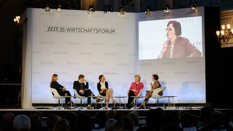 Nora-Vanessa Wohlert, Marc Brost, Janina Kugel, Viviane Reding, Birgit Wentzien (v.l. nach r)