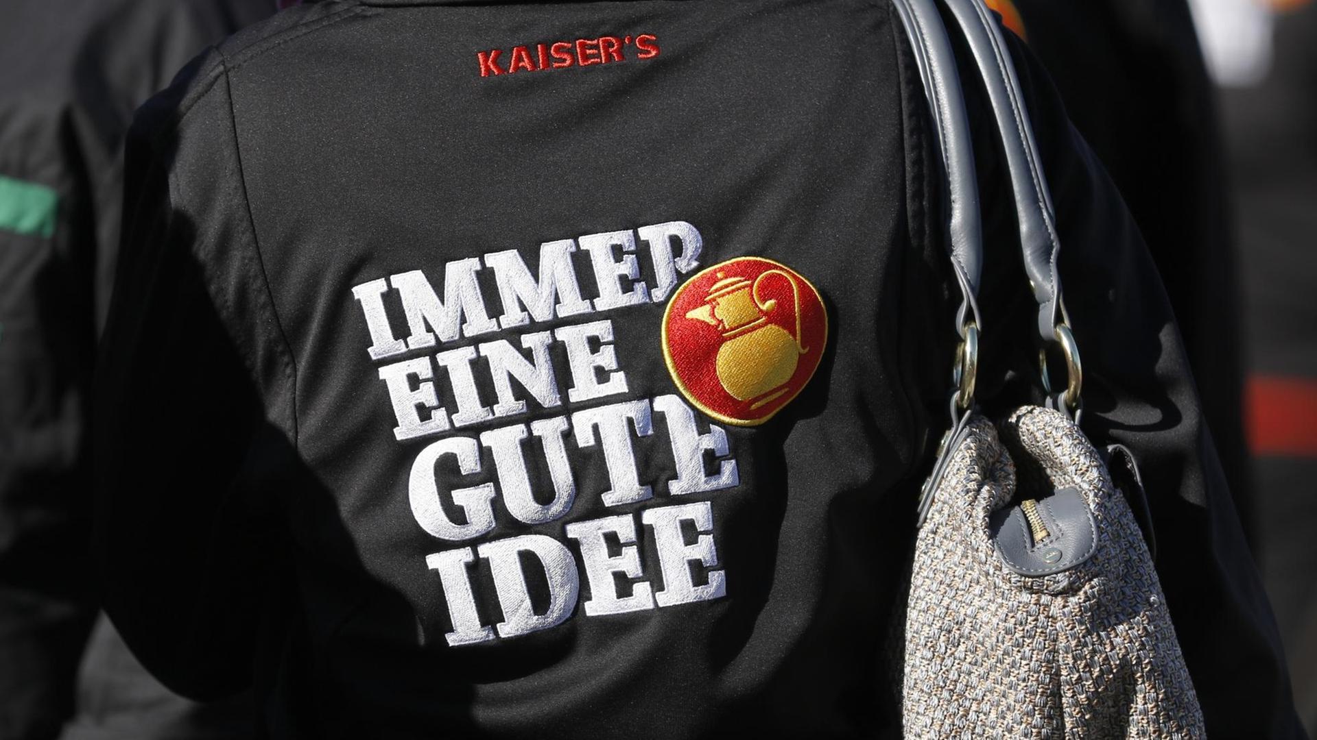Ein Pullover von Kaiser's Tengelmann mit dem Schriftzug "Immer eine gute Idee"