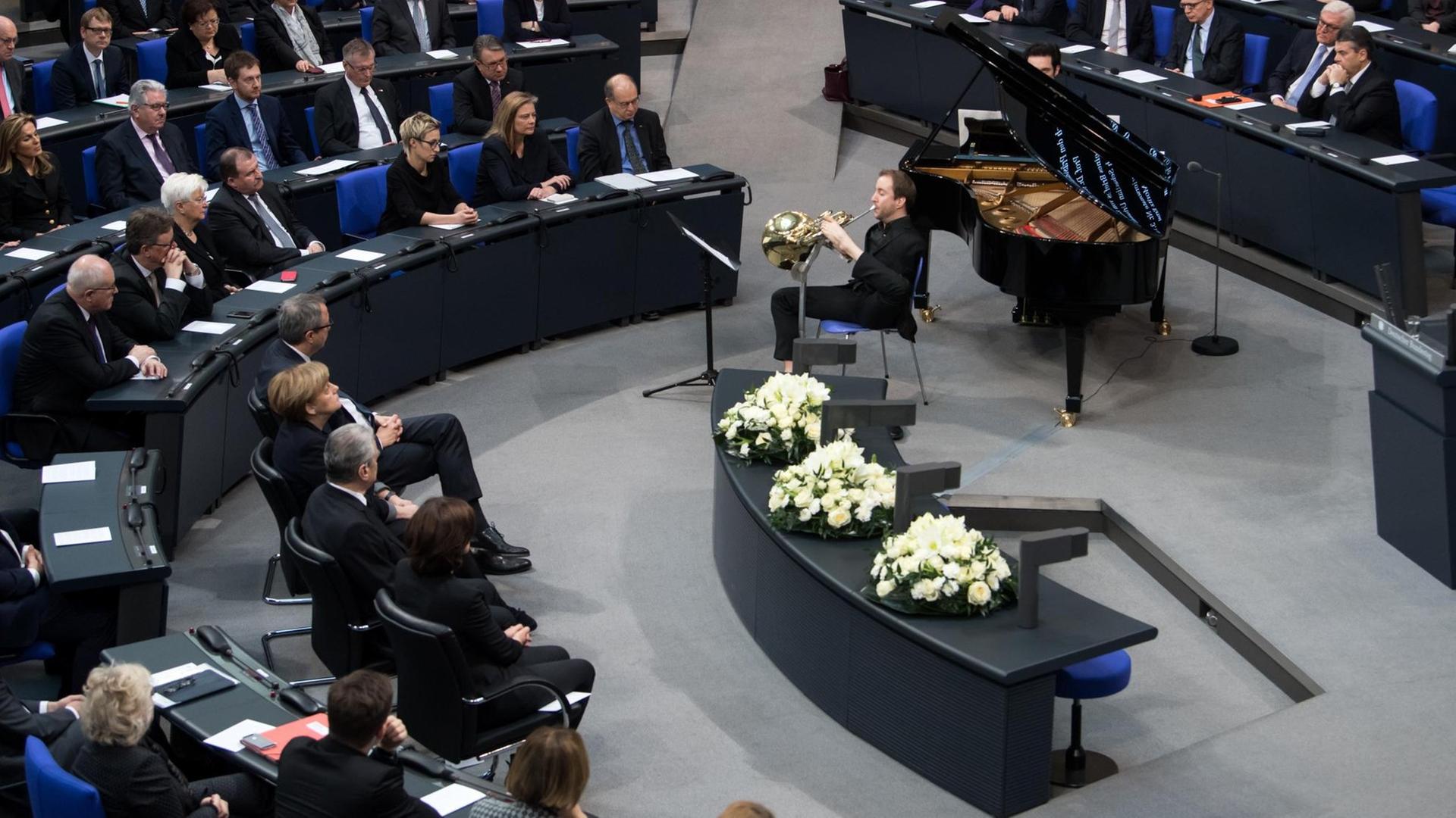 Der Hornist Felix Klieser spielt am 27.01.2017 bei der Gedenk-Stunde an die Opfer des National-Sozialismus im Deutschen Bundes-Tag. Der Hornist Felix Klieser spielt am 27.01.2017 bei der Gedenk-Stunde an die Opfer des National-Sozialismus im Deutschen Bundes-Tag.