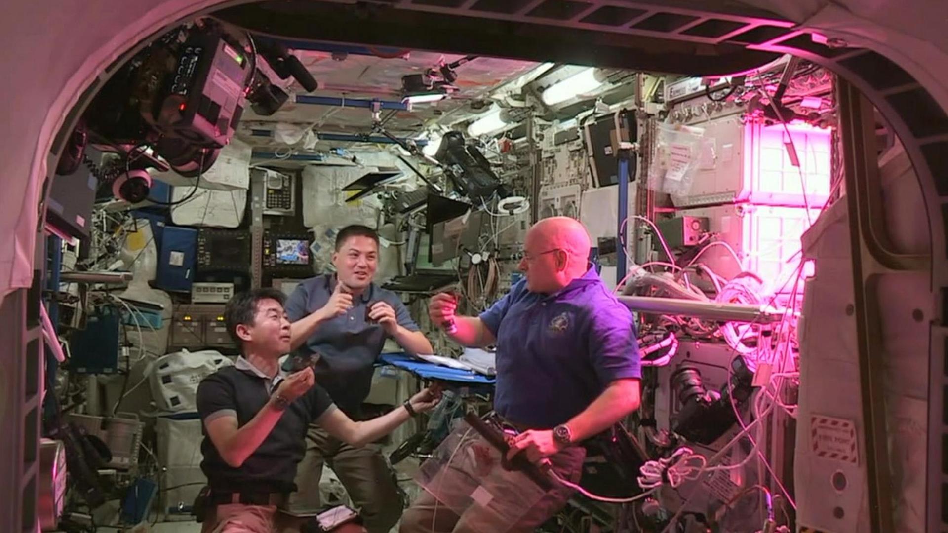 Die Astronauten auf der ISS essen zum ersten Mal Salat im Welt-All.