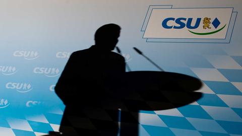 Der Schatten des CSU-Parteivorsitzenden Horst Seehofer ist am 26.05.2014 in München (Bayern) während einer Pressekonferenz im Anschluss an die CSU-Vorstandssitzung an der Bühnenrückwand zu sehen.