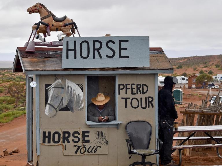 Ein Navajo bietet im Monument Valley im US-Bundesstaat Utah geführte Pferdetouren an.