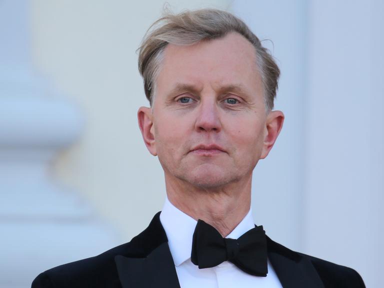 Sänger Max Raabe kommt am 24.06.2015 in Berlin im Schloss Bellevue zu einem Staatsbankett zu Ehren der britischen Königin. Die Queen und ihr Mann halten sich zu ihrem fünften Staatsbesuch in Deutschland auf. Foto: Michael Kappeler/dpa | Verwendung weltweit