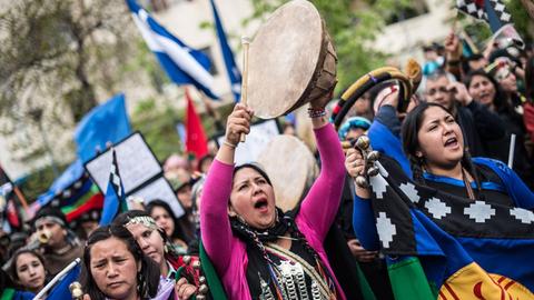 Frauen der Mapuche Indianer in traditionellem Gewand beteiligen sich an einem Marsch gegen die Gedenkfeier des Columbus Day, in Santiago, Hauptstadt von Chile, am 12. Oktober 2015.