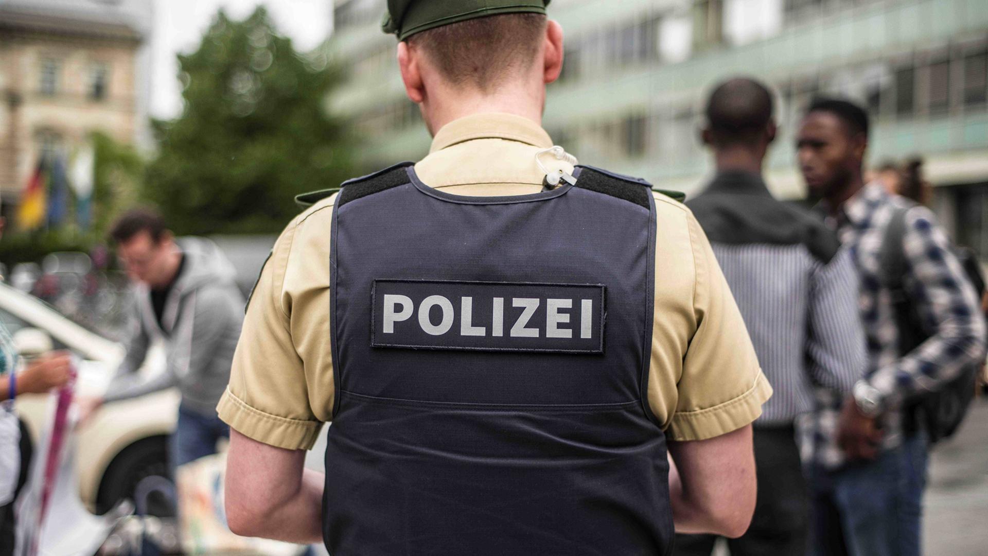 Mitglieder das Netzwerks Rassismus- und Diskriminierungsfreies Bayern e.V. bei einer Demonstration im Münchner Hauptbahnhof im Juni 2017