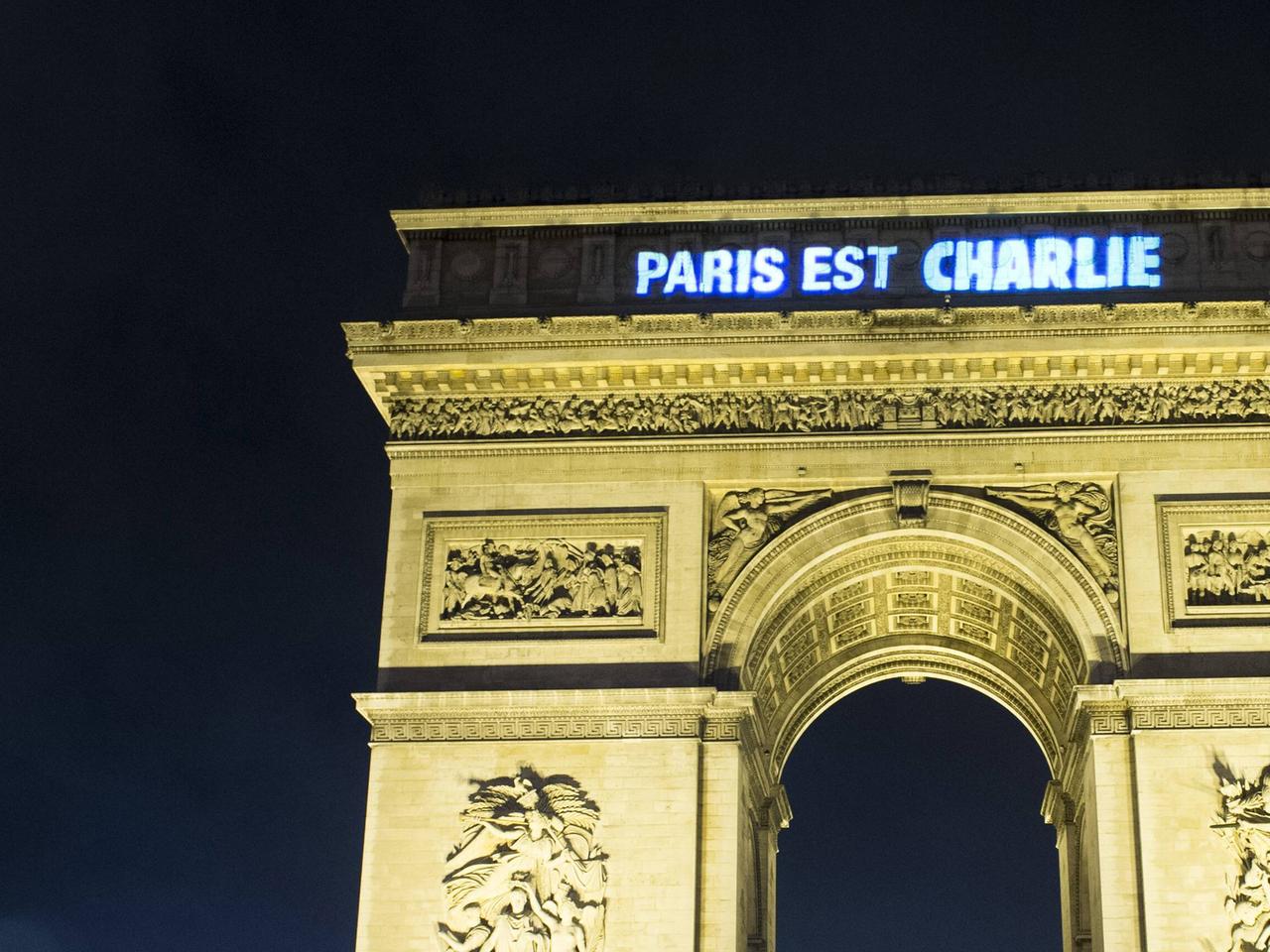 Der Triumphbogen in Paris mit dem Schriftzug "Paris ist Charlie"