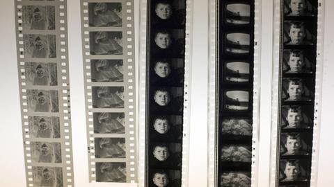 Fünf Filmrollen mit Sequenzen aus "Die Kinder von Golzow". Das Material war 2008 in einer Ausstellung in Golzow zu sehen