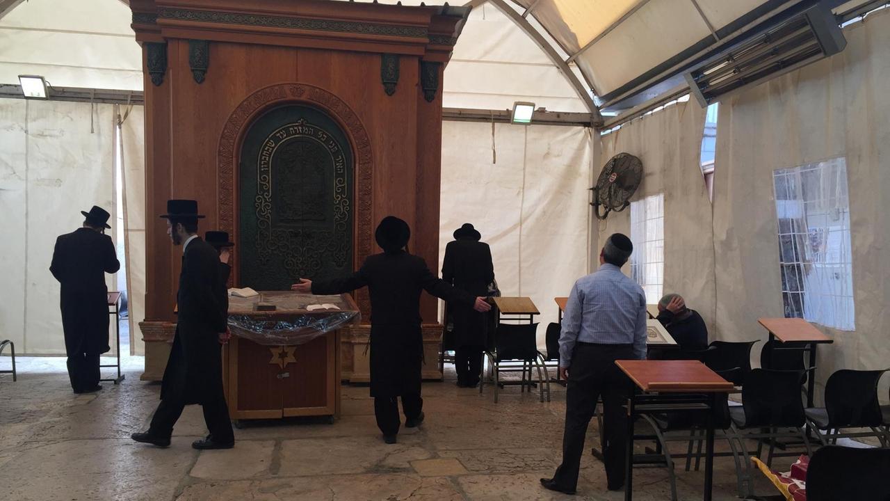Orthodoxe Juden beten in der Synagoge am "Grab der Patriarchen" in Hebron. 