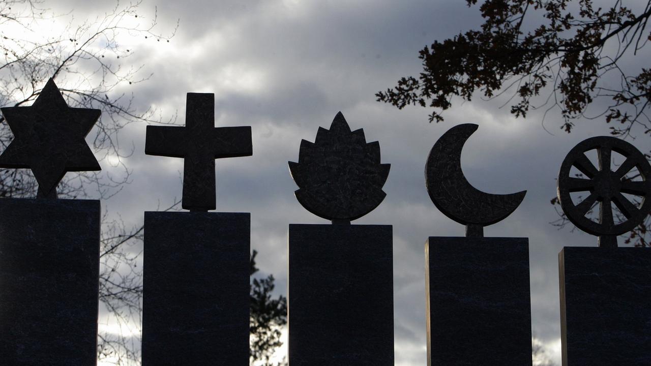 Fünf Symbole stehen auf dem Friedhof Gerliswil, Gemeinde Emmen, für die Weltreligionen Judentum, Christentum, Hinduismus, Islam und Buddhismus, von links
