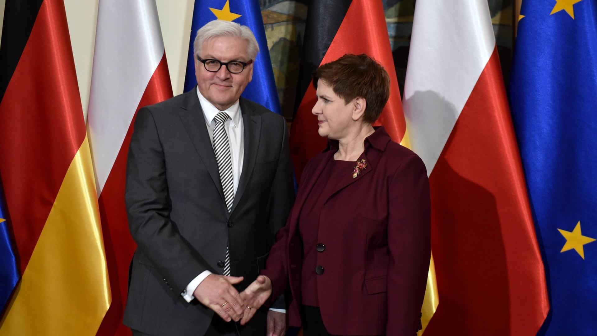 Bundesaußenminister Frank-Walter Steinmeier trifft in Warschau die polnische Ministerpräsidentin Beata Szydlo.