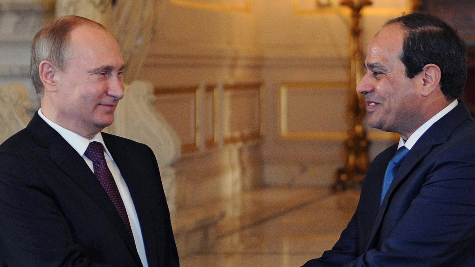 Russlands Präsident Putin und sein ägytpischer Amtskollege al-Sisi geben sich die Hand.