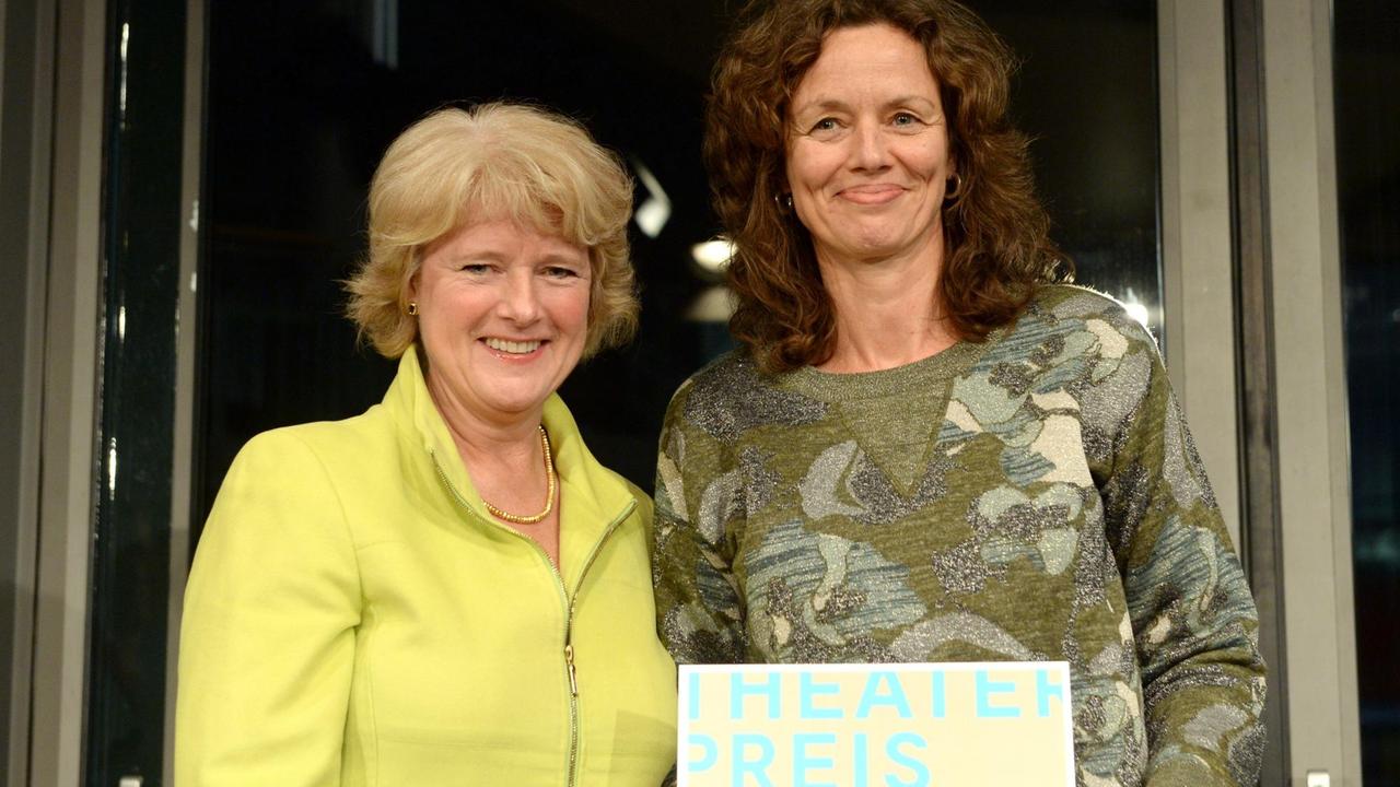 Verdiente Ehrung: Kathrin Tiedemann (re.), Leiterin des "Forum Freies Theaters" wird von Kulturstaatsministerin Monika Grütters geehrt. 