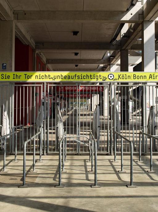 Leere Eingänge und Kassenhäuschen beim FC Köln