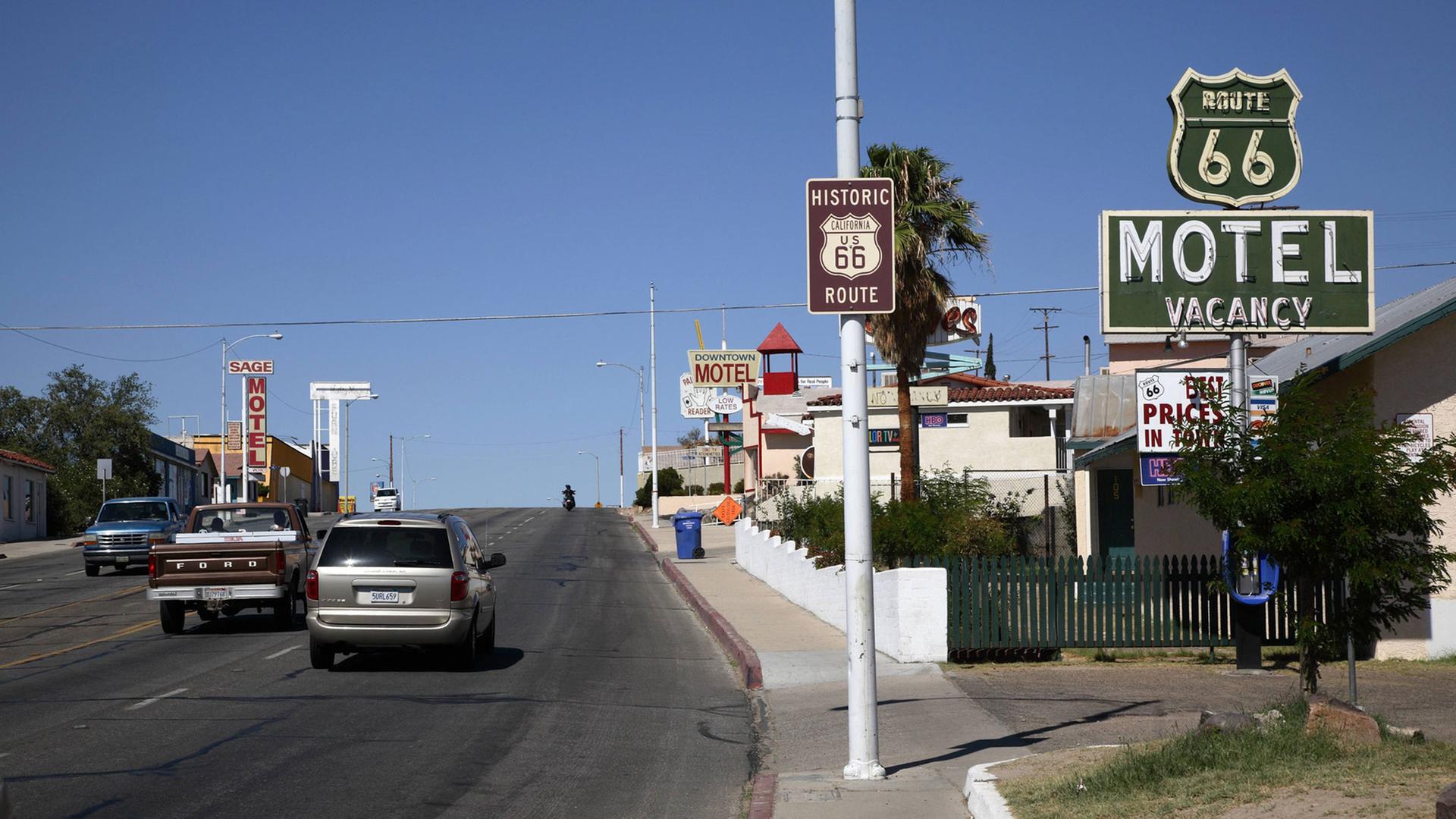 Werbeschild Motel Vacancy und Hinweisschild Route 66 an einer Straße in Barstow, Kalifornien