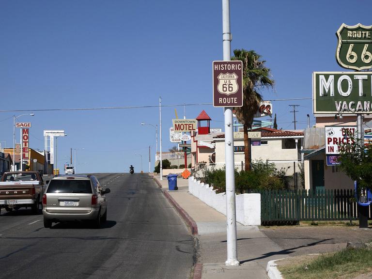 Werbeschild Motel Vacancy und Hinweisschild Route 66 an einer Straße in Barstow, Kalifornien