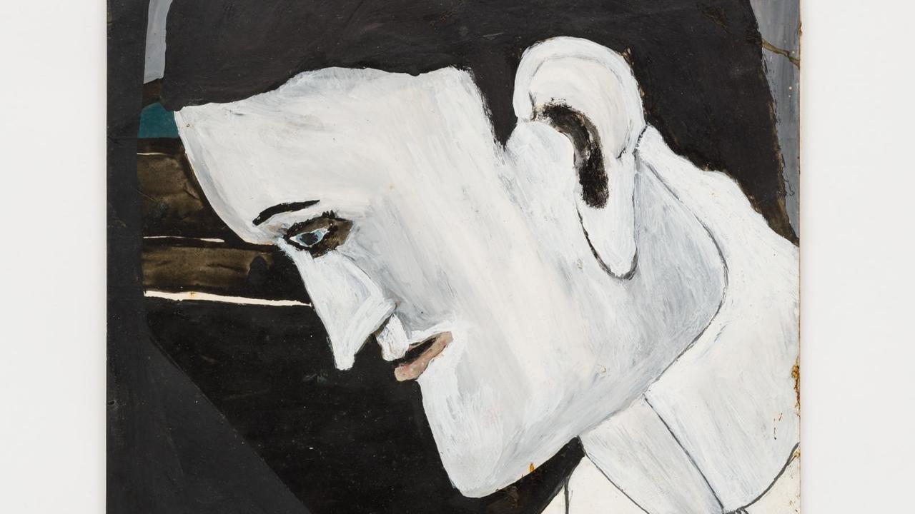Frank Walter, "Self Portrait", undatiert (Ausschnitt). Das Bild zeigt ein männliches Profil mit Blick nach links unten. Sowohl das Gesicht als auch der Anzug sind in flächigem Weiß gemalt. 