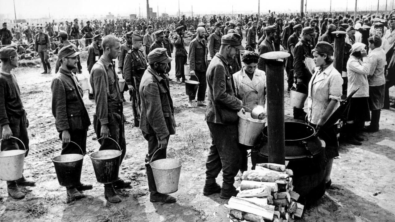 Deutsche Kriegsgefangene stehen zur Essensausgabe im Lager auf dem Chodynskoje Feld bei Moskau an. Undatiert.