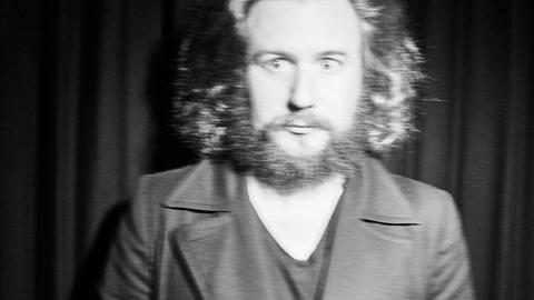 Der Musiker Jim James im künstlich verwackeltem schwarz-weiß-Porträt