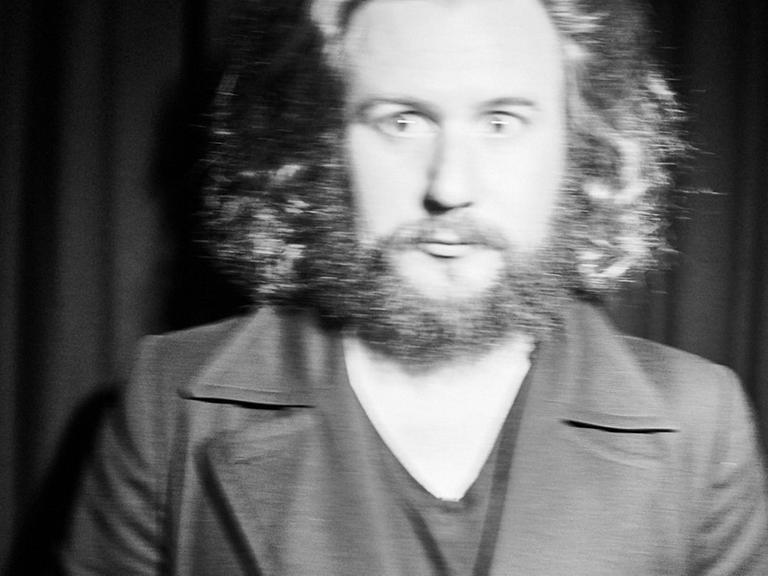 Der Musiker Jim James im künstlich verwackeltem schwarz-weiß-Porträt