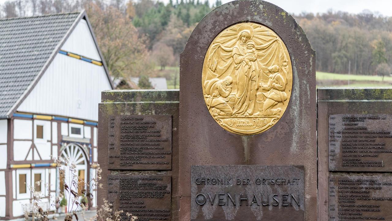 Mitten in Ovenhausen: Ein Denkmal mit der Chronik des Ortes