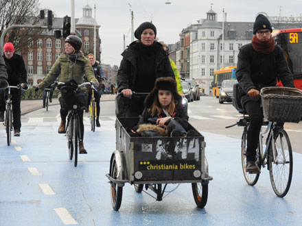 Menschen in Kopenhagen fahren Rad