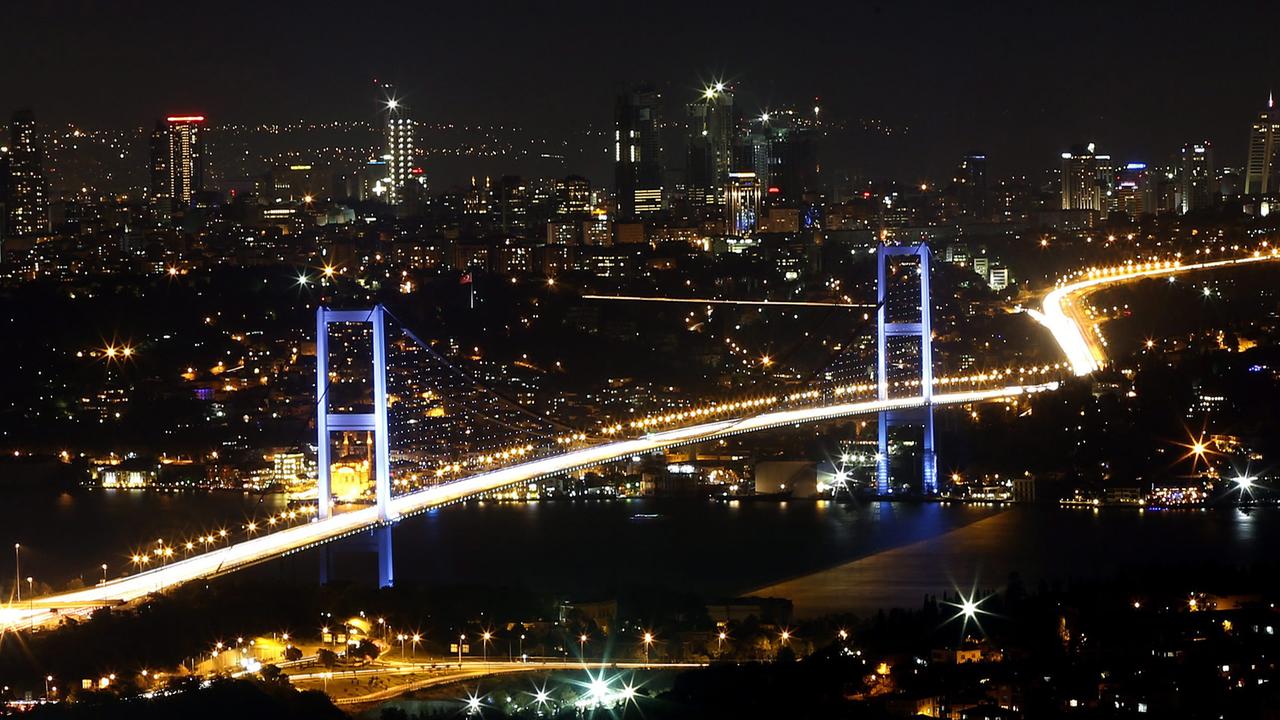 Die Bosporus-Brücke in Istanbul bei Nacht