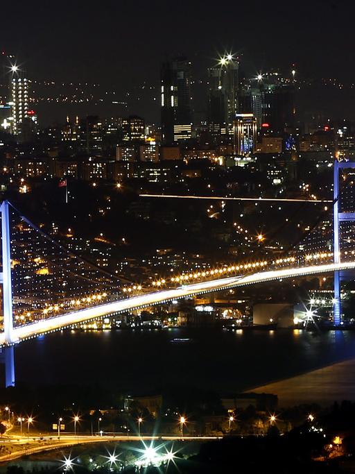 Die Bosporus-Brücke in Istanbul bei Nacht.
