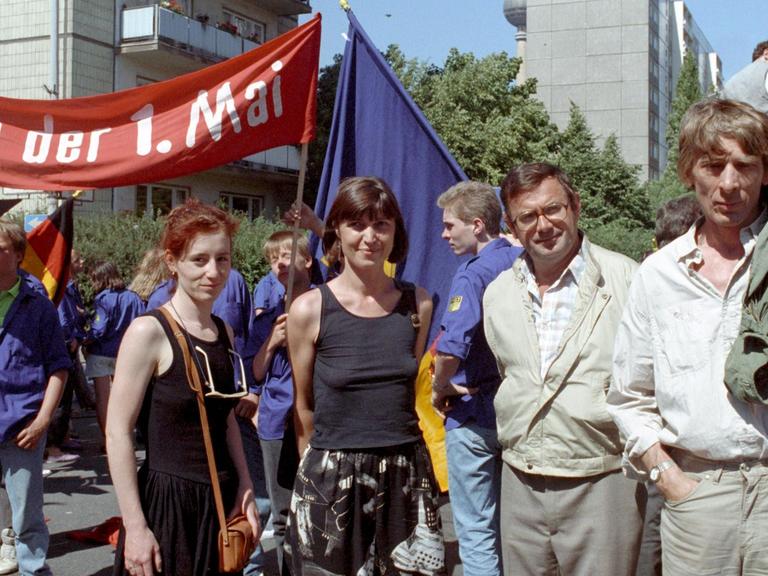 Hier in der Szene "1. Mai" von rechts: Axel Werner als Lehrer Simrock, Franz Viehmann als stellv. Schuldirektor Kabitzke, Regisseurin Gabriele Denecke und Ulrike Krumbiegel als Antonia.