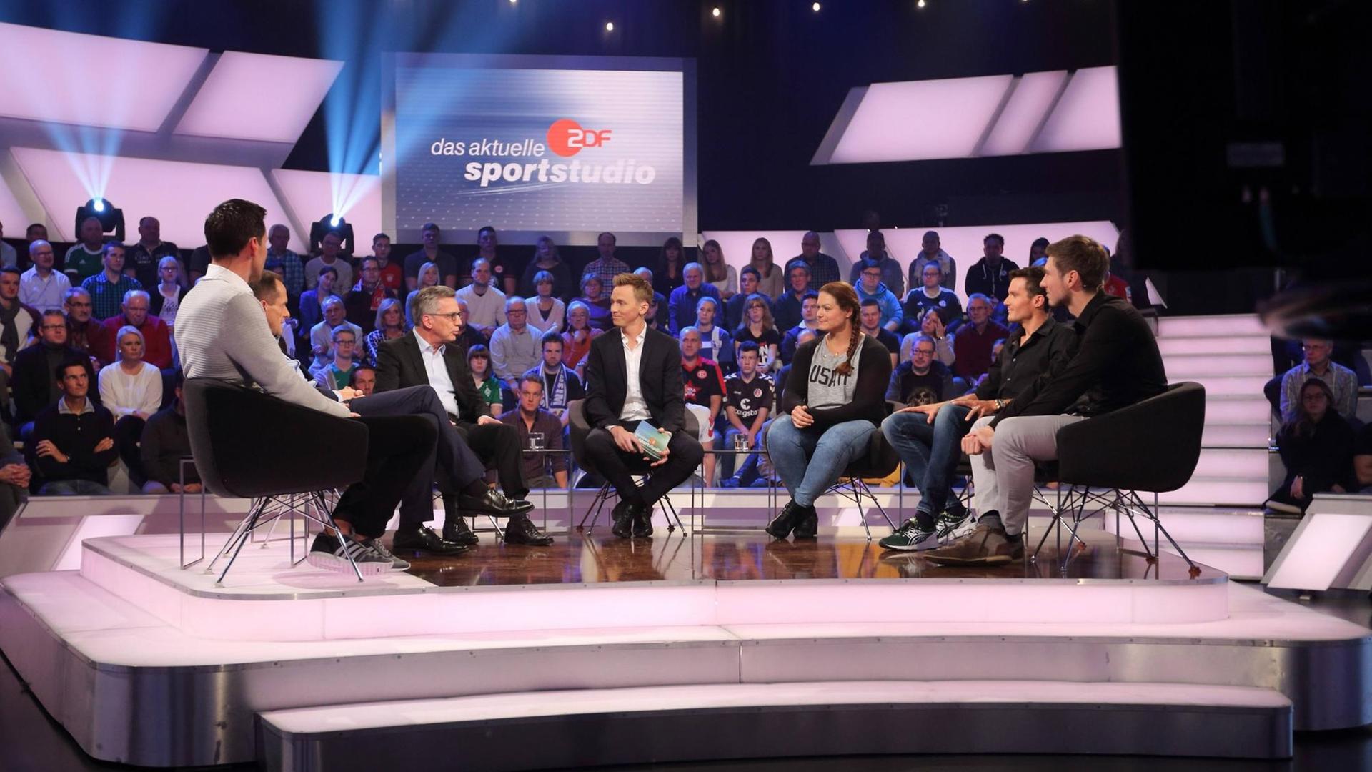 Henning Lambert, Alfons Hörmann, Thomas de Maizière, Jochen Breyer, Christina Schwanitz, Jan Frodeno und Maximilian Hartung im "Aktuellen Sportstudio" des ZDF.