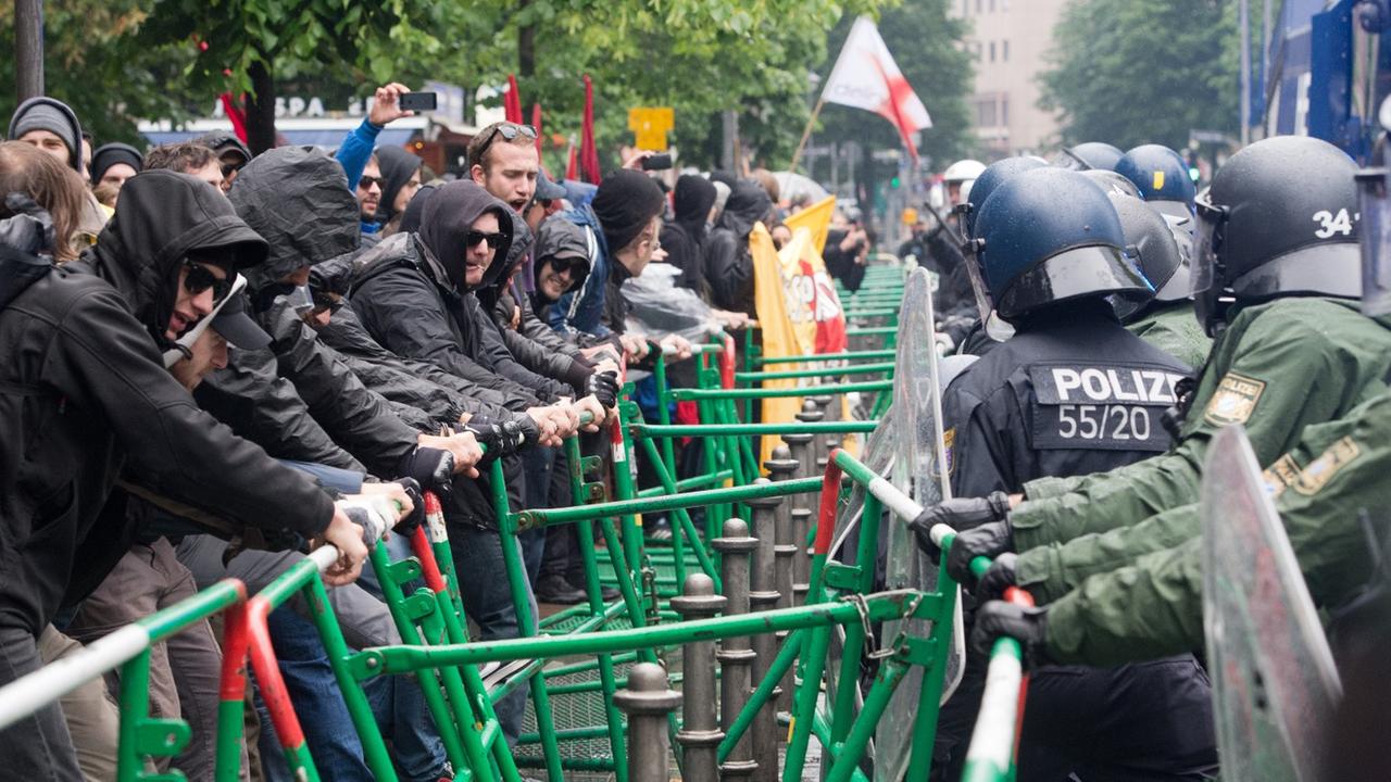 Aktivisten der Blockupy-Bewegung liefern sich am 31.05.2013 vor der EZB in der Innenstadt von Frankfurt am Main (Hessen) Rangeleien mit der Polizei. Das globalisierungskritische Bündnis will mit Blockadeaktionen und Demonstrationen unter anderem den Gesch Aktivisten der Blockupy-Bewegung liefern sich am 31.05.2013 vor der EZB in der Innenstadt von Frankfurt am Main (Hessen) Rangeleien mit der Polizei. Das globalisierungskritische Bündnis will mit Blockadeaktionen und Demonstrationen unter anderem den Gesch