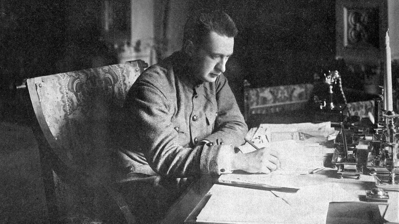 Russland, August 1917: Der Ministerpräsident der Übergangsregierung,  Alexander Fjodorowitsch Kerenski, in seinem Arbeitszimmer