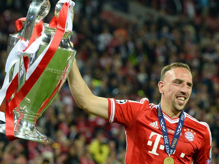 Franck Ribéry mit der Trophäe der Champions League