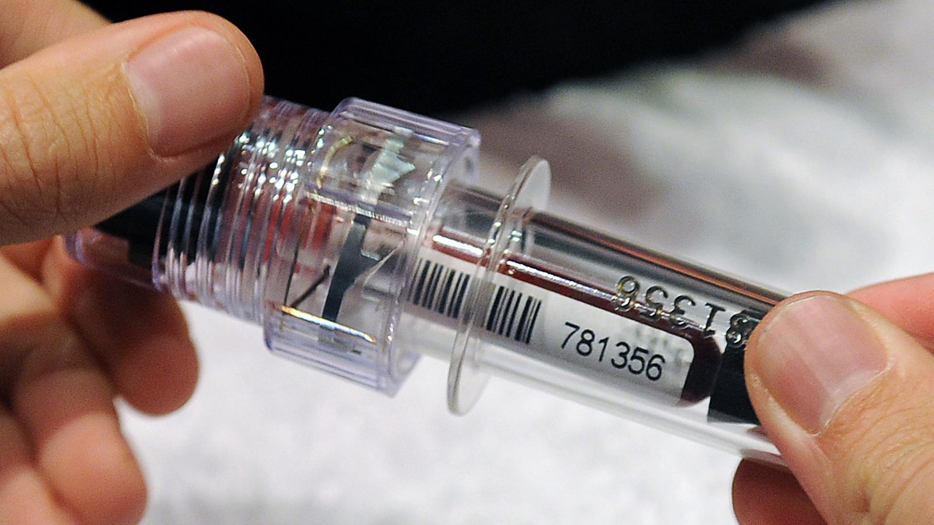 Eine Blutprobe wird am 30.10.2013 bei einem Journalisten-Workshop der Nationalen Anti Doping Agentur (NADA) in Bonn (Nordrhein-Westfalen) in einen speziellen Transportzylinder verpackt.