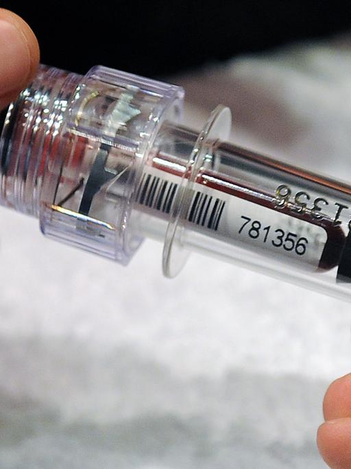 Eine Blutprobe wird am 30.10.2013 bei einem Journalisten-Workshop der Nationalen Anti Doping Agentur (NADA) in Bonn (Nordrhein-Westfalen) in einen speziellen Transportzylinder verpackt.