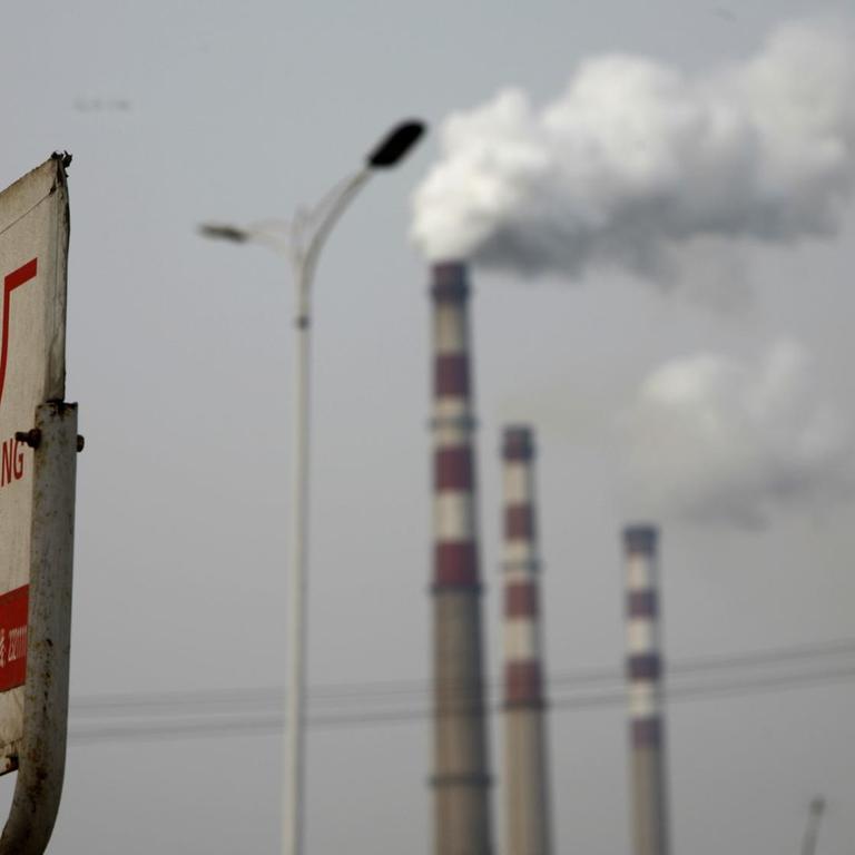 Qualmende Schornsteine von Kohlekraftwerken in der chinesischen Provinz Shandong