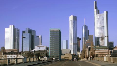 Die Hochhäuser der Skyline von Frankfurt am Main: Im Vordergrund ist die Untermain-Brücke zu sehen, die die Frankfurter Innenstadt mit dem Museumsufer und dem Stadtteil Sachsenhausen verbindet.