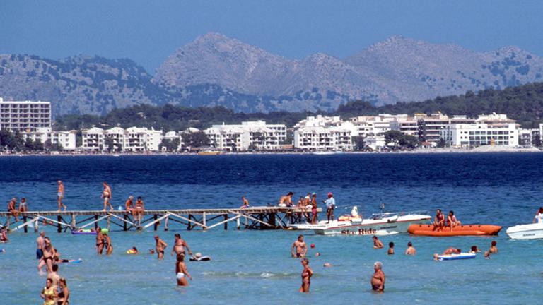 Strand von Alcudia, aufgenommen 2001. | Verwendung weltweit