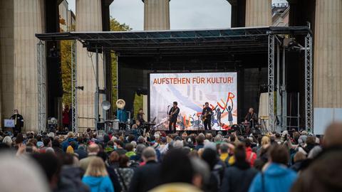 Hunderte Personen haben sich am Königsplatz zu einer Demonstration versammelt. Unter dem Motto «Aufstehen für die Kultur» erinnern Künstler an die schwierigen Lebenssituationen, die aus der Coronakrise für viele Kulturschaffende entstanden sind.