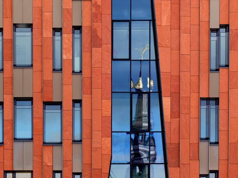 Die Fassade von einem Haus in der Hafencity in Hamburg