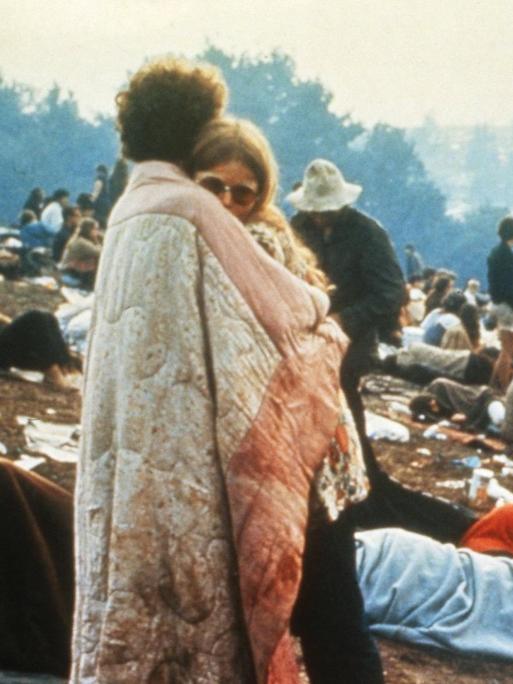 Ein Pärchen beim Woodstock Festival am 15. August 1969.