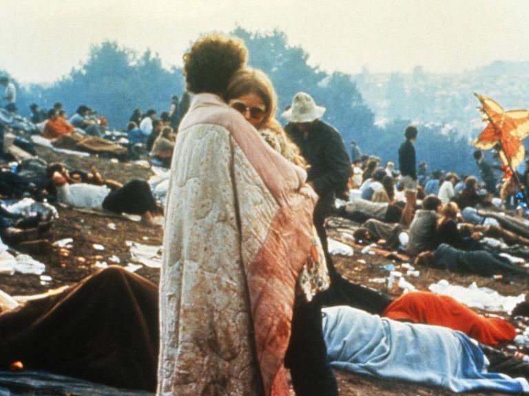 Ein Pärchen beim Woodstock Festival am 15. August 1969.