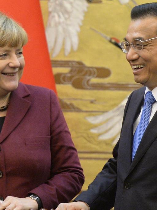 Bundeskanzlerin Merkel und der chinesische Ministerpräsident Li in der Großen Halle des Volkes in Peking